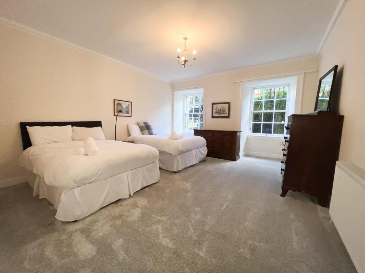 Spacious Flat Sleeps 8 Near Princes Street Edinburgh Exterior photo